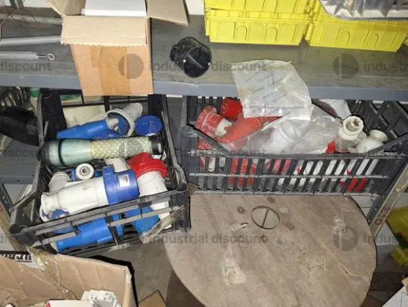 1#9764 Attrezzature, materiale di consumo e minuteria da elettricista, arredi da ufficio e scaffalature