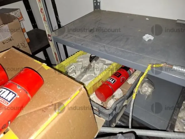 1#9764 Attrezzature, materiale di consumo e minuteria da elettricista, arredi da ufficio e scaffalature