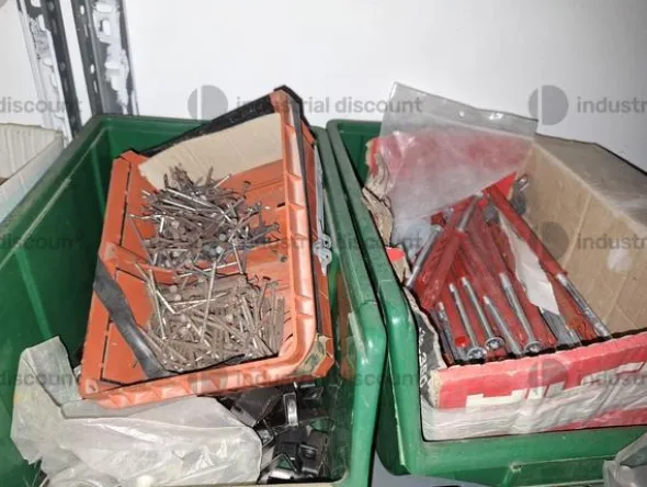 1#9764 Attrezzature, materiale di consumo e minuteria da elettricista, arredi da ufficio e scaffalature