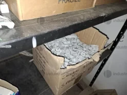 1#9764 Attrezzature, materiale di consumo e minuteria da elettricista, arredi da ufficio e scaffalature