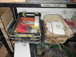 1#9764 Attrezzature, materiale di consumo e minuteria da elettricista, arredi da ufficio e scaffalature
