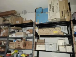 1#9764 Attrezzature, materiale di consumo e minuteria da elettricista, arredi da ufficio e scaffalature