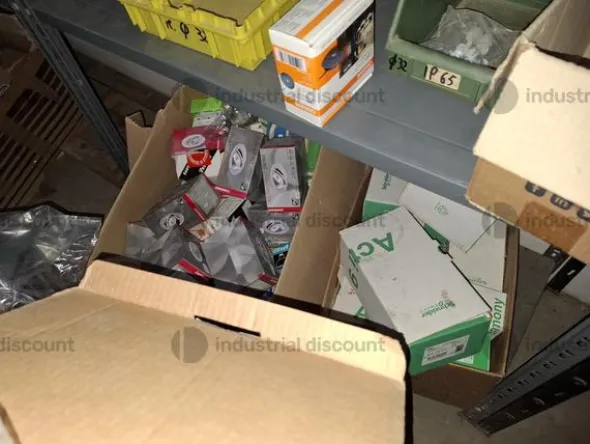 1#9764 Attrezzature, materiale di consumo e minuteria da elettricista, arredi da ufficio e scaffalature