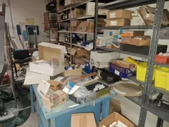 1#9764 Attrezzature, materiale di consumo e minuteria da elettricista, arredi da ufficio e scaffalature