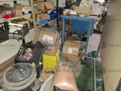 1#9764 Attrezzature, materiale di consumo e minuteria da elettricista, arredi da ufficio e scaffalature