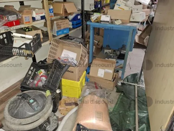 1#9764 Attrezzature, materiale di consumo e minuteria da elettricista, arredi da ufficio e scaffalature