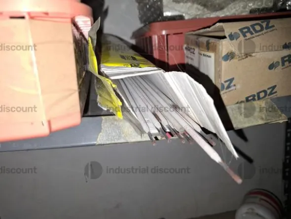 1#9764 Attrezzature, materiale di consumo e minuteria da elettricista, arredi da ufficio e scaffalature