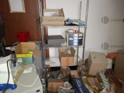 1#9764 Attrezzature, materiale di consumo e minuteria da elettricista, arredi da ufficio e scaffalature