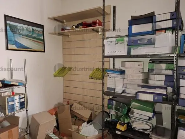 1#9764 Attrezzature, materiale di consumo e minuteria da elettricista, arredi da ufficio e scaffalature