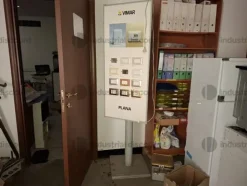 1#9764 Attrezzature, materiale di consumo e minuteria da elettricista, arredi da ufficio e scaffalature