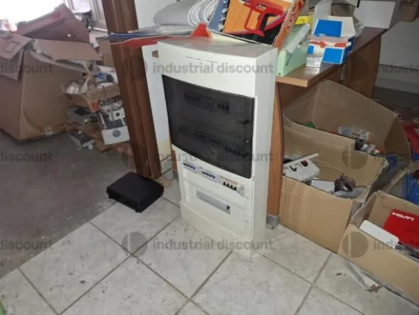 1#9764 Attrezzature, materiale di consumo e minuteria da elettricista, arredi da ufficio e scaffalature