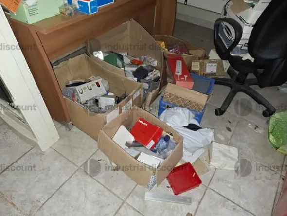 1#9764 Attrezzature, materiale di consumo e minuteria da elettricista, arredi da ufficio e scaffalature