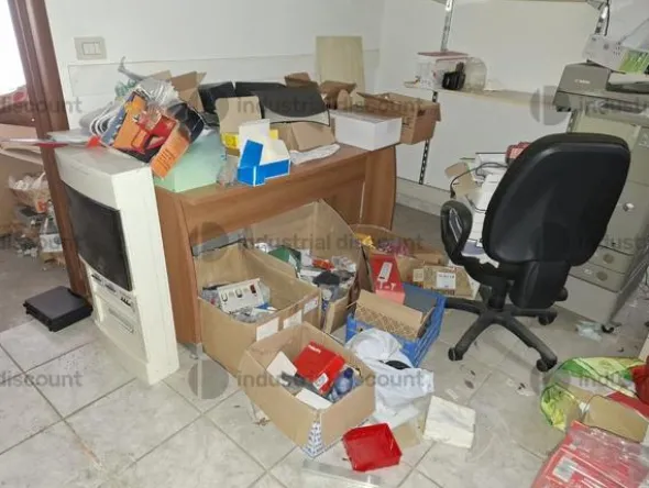 1#9764 Attrezzature, materiale di consumo e minuteria da elettricista, arredi da ufficio e scaffalature