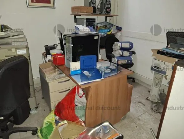 1#9764 Attrezzature, materiale di consumo e minuteria da elettricista, arredi da ufficio e scaffalature