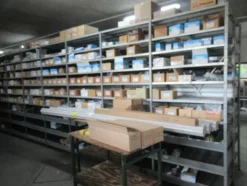1#8700 Attrezzature varie di magazzino e rimanenze di materiale elettrico e veicoli