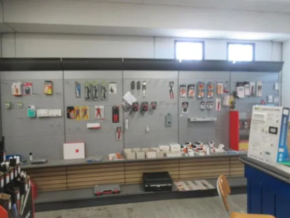 1#8700 Attrezzature varie di magazzino e rimanenze di materiale elettrico e veicoli