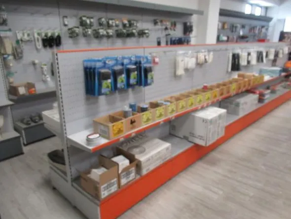 1#8700 Attrezzature varie di magazzino e rimanenze di materiale elettrico e veicoli