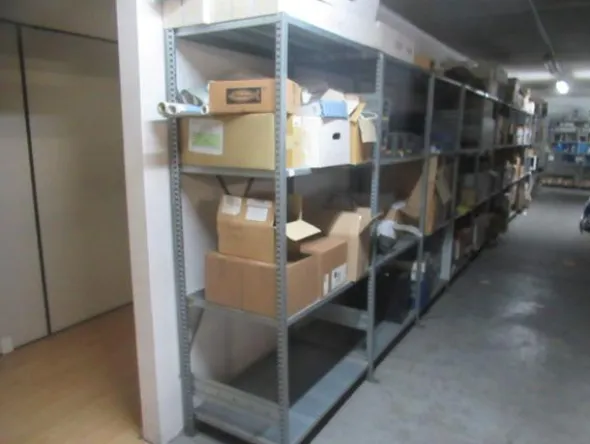 1#8700 Attrezzature varie di magazzino e rimanenze di materiale elettrico e veicoli
