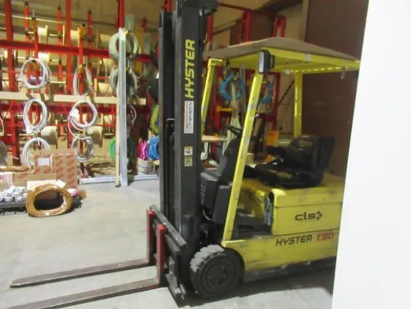 1#8700 Attrezzature varie di magazzino e rimanenze di materiale elettrico e veicoli