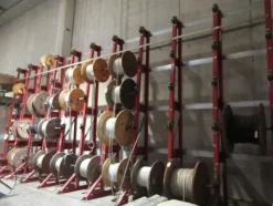 1#8700 Attrezzature varie di magazzino e rimanenze di materiale elettrico e veicoli