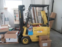 6#8599 Attrezzature varie di magazzino e rimanenze di materiale elettrico