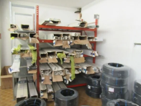 6#8599 Attrezzature varie di magazzino e rimanenze di materiale elettrico