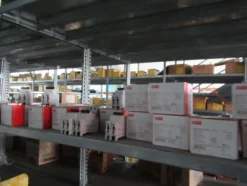 6#8599 Attrezzature varie di magazzino e rimanenze di materiale elettrico