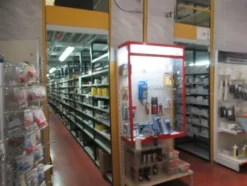 6#8599 Attrezzature varie di magazzino e rimanenze di materiale elettrico