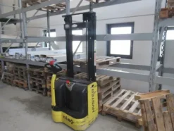 6#8599 Attrezzature varie di magazzino e rimanenze di materiale elettrico