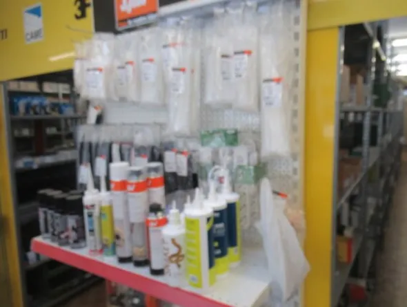 5#8599 Attrezzature varie di magazzino e rimanenze di materiale elettrico