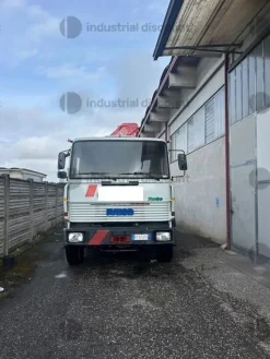 1#9682 Autocarro Iveco 190-32 con gru Fassi