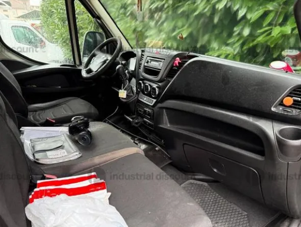 9#9826 Autocarro Iveco Daily