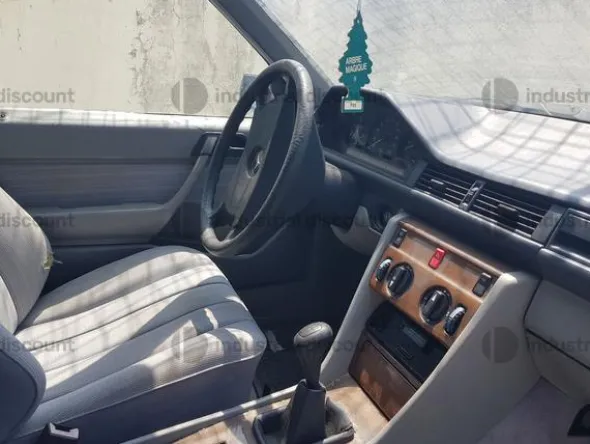 6#9498 Autovettura Mercedes 200e