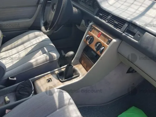 6#9498 Autovettura Mercedes 200e