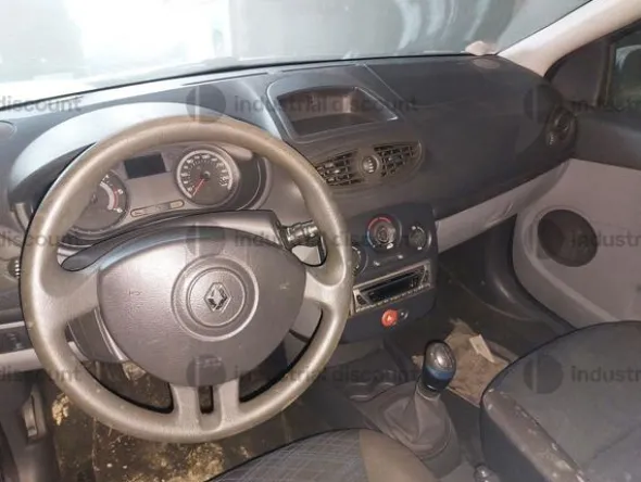 2#8749 Autovettura Renault Clio