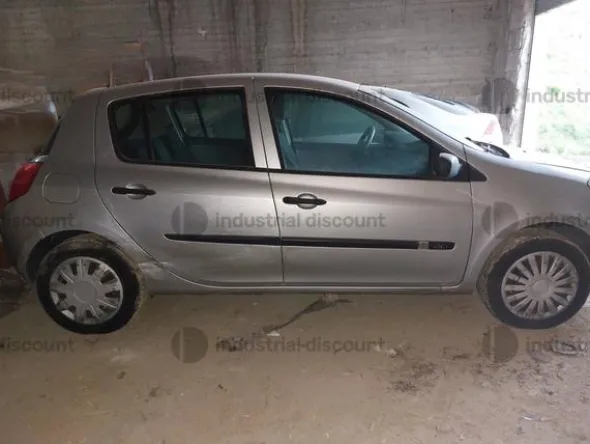 2#8749 Autovettura Renault Clio