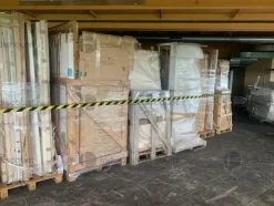 1#9188 Bancali di materiali vari tra cui piastrelle mobili e accessori da bagno