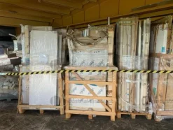 1#9188 Bancali di materiali vari tra cui piastrelle mobili e accessori da bagno