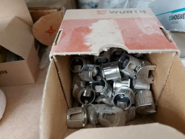 6#8426 Banchi da lavoro con accessori e ricambi per mobili