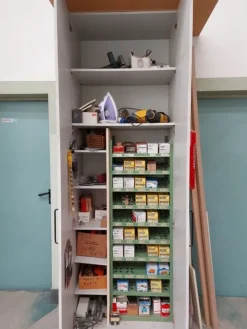 6#8426 Banchi da lavoro con accessori e ricambi per mobili