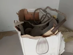 6#8426 Banchi da lavoro con accessori e ricambi per mobili