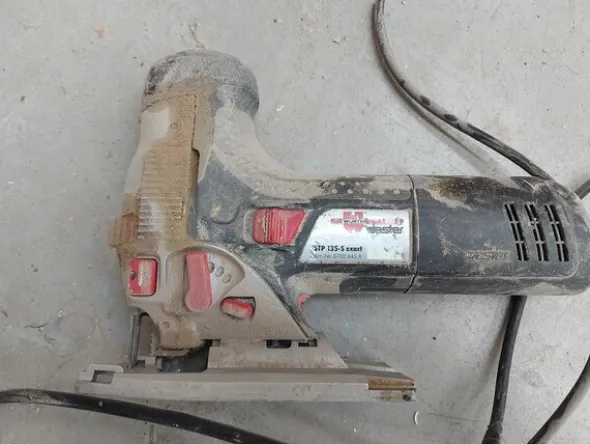 6#8426 Banchi da lavoro con accessori e ricambi per mobili
