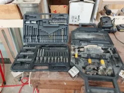 6#8426 Banchi da lavoro con accessori e ricambi per mobili