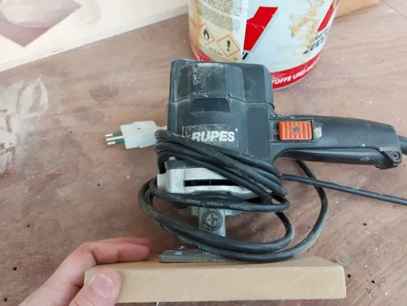 6#8426 Banchi da lavoro con accessori e ricambi per mobili