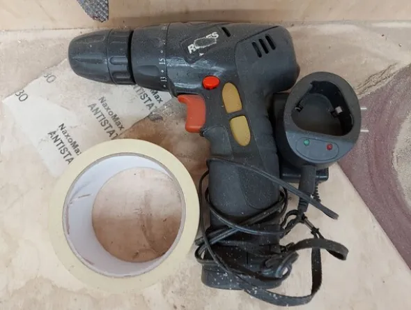 6#8426 Banchi da lavoro con accessori e ricambi per mobili
