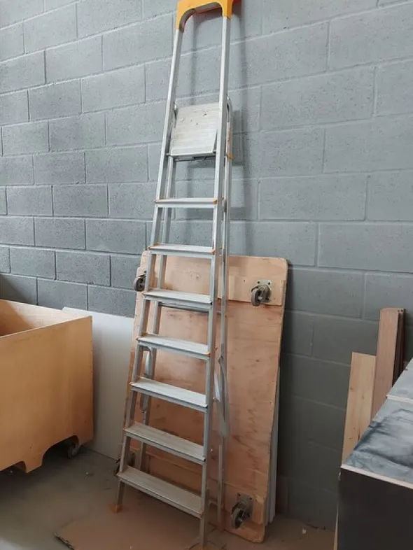 6#8426 Banchi da lavoro con accessori e ricambi per mobili