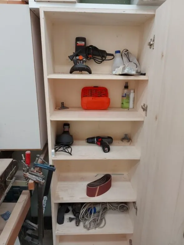 6#8426 Banchi da lavoro con accessori e ricambi per mobili