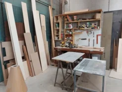 6#8426 Banchi da lavoro con accessori e ricambi per mobili