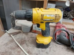 6#8426 Banchi da lavoro con accessori e ricambi per mobili