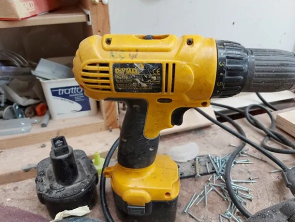 6#8426 Banchi da lavoro con accessori e ricambi per mobili